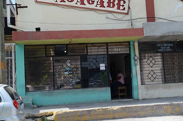 Denuncian burócratas rebajes de 300 pesos