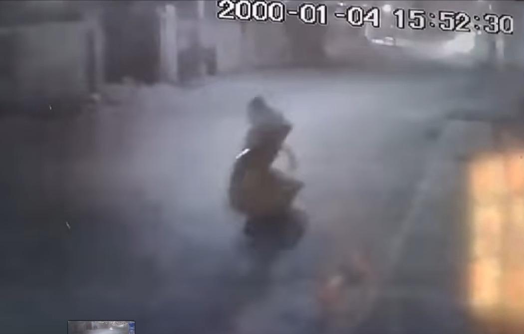 Sugiere video que motociclista pierde control de unidad