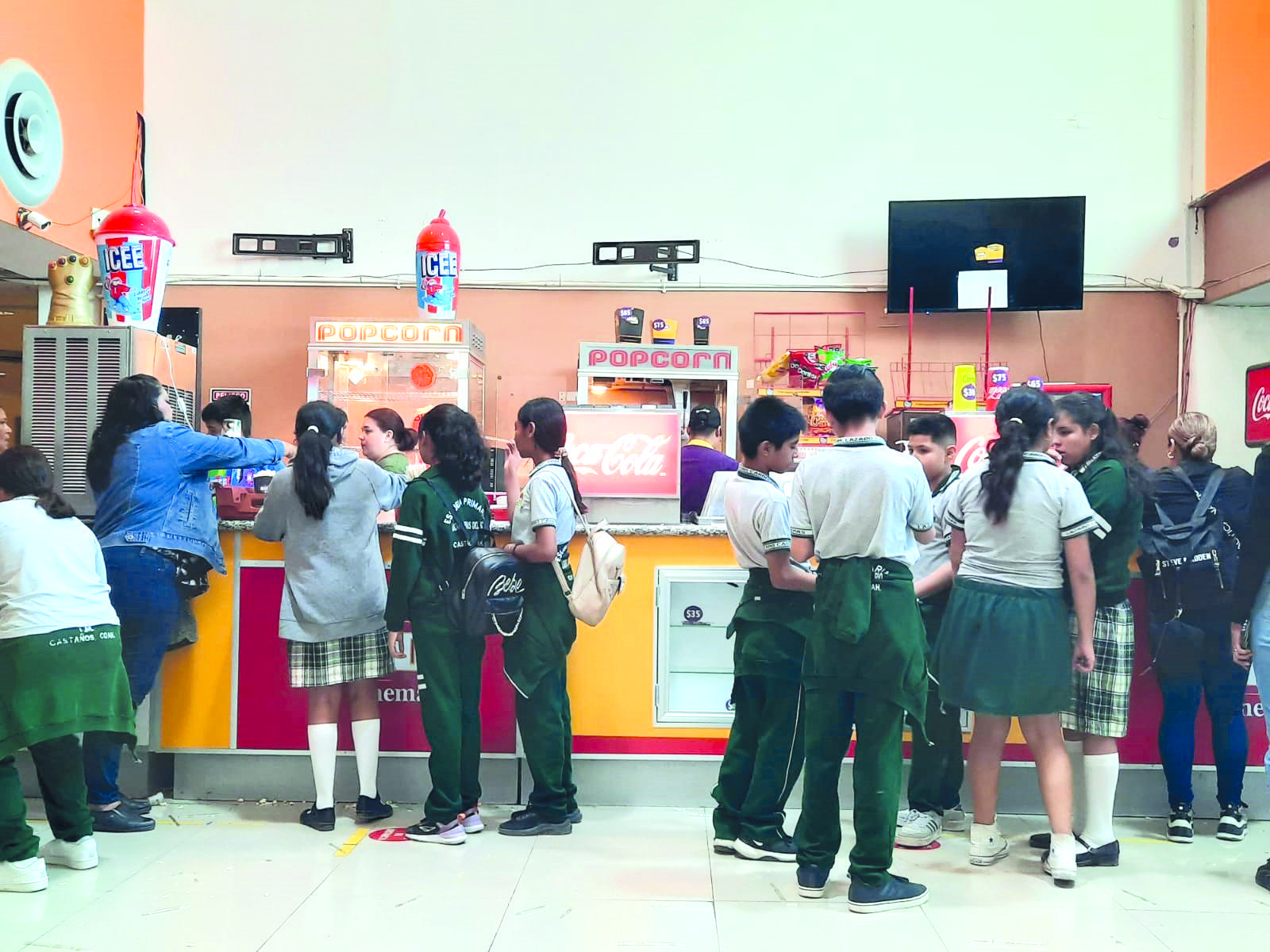 Llenan alumnos de primaria sala de cine