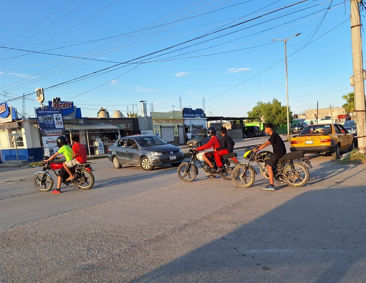 Se convierten en molestia motociclistas para vecinos