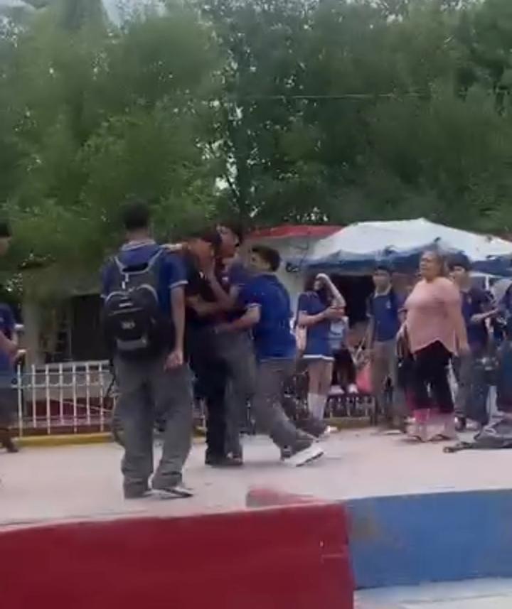 Convierten estudiantes la plaza en ring de lucha