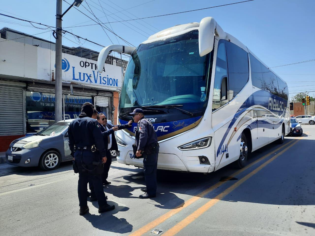Se pasa el alto chofer de transporte foráneo