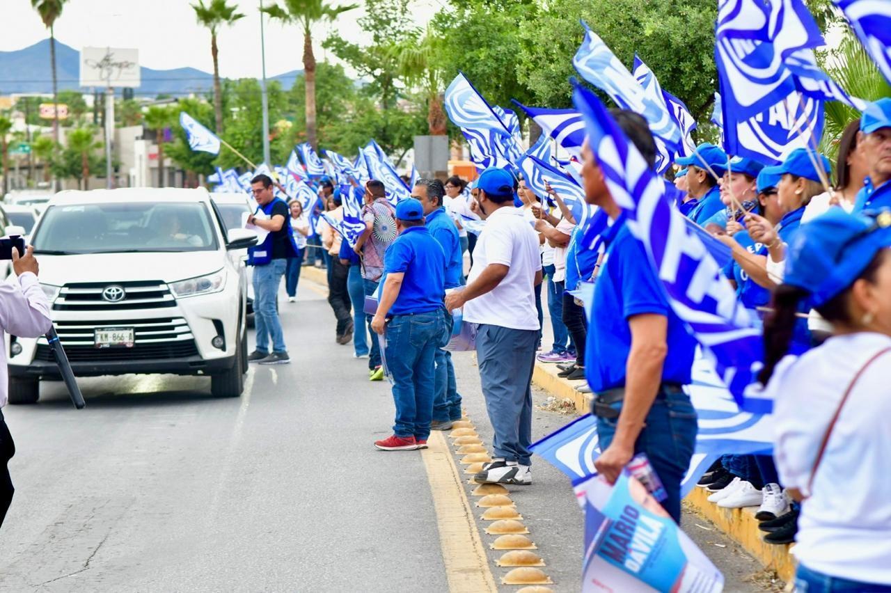 Cientos de automovilistas dan apoyo a Mario Dávila