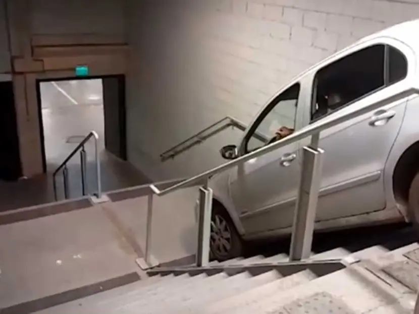 ¡Aficionado se equivocó de salida! Su auto quedó en las escaleras