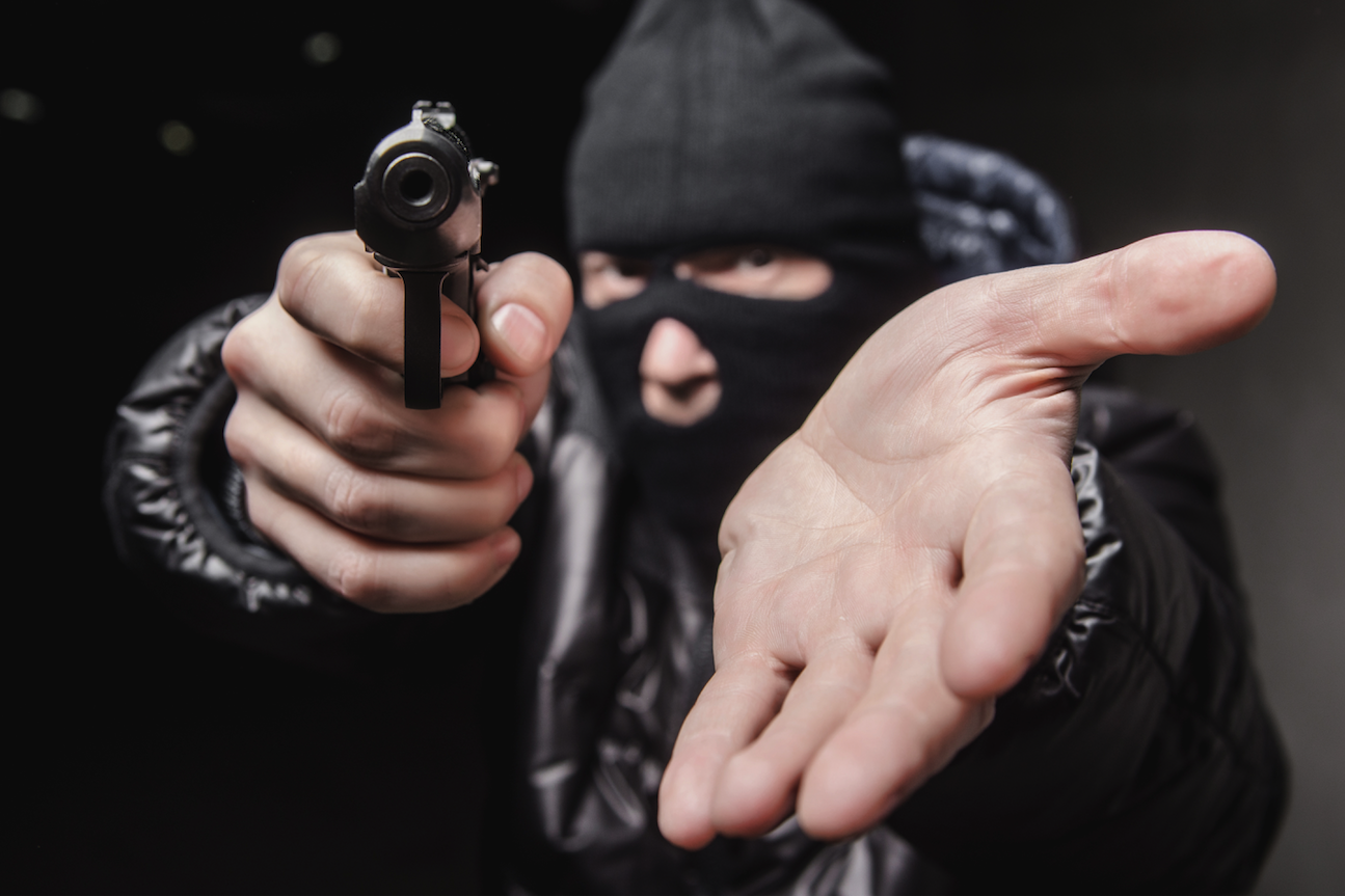 Con arma de juguete asalta minisúper, se lleva dinero y botellas de alcohol