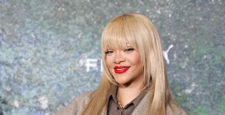 Rihanna celebra colaboración de Fenty y Puma con look ‘oversized’