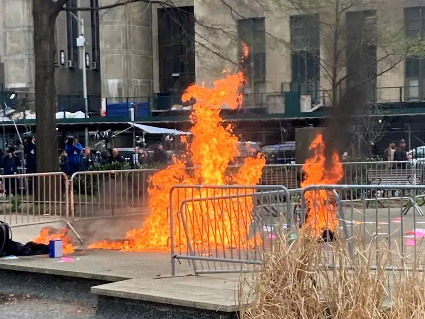 Murió el hombre que se prendió fuego frente al tribunal donde se juzga a Trump