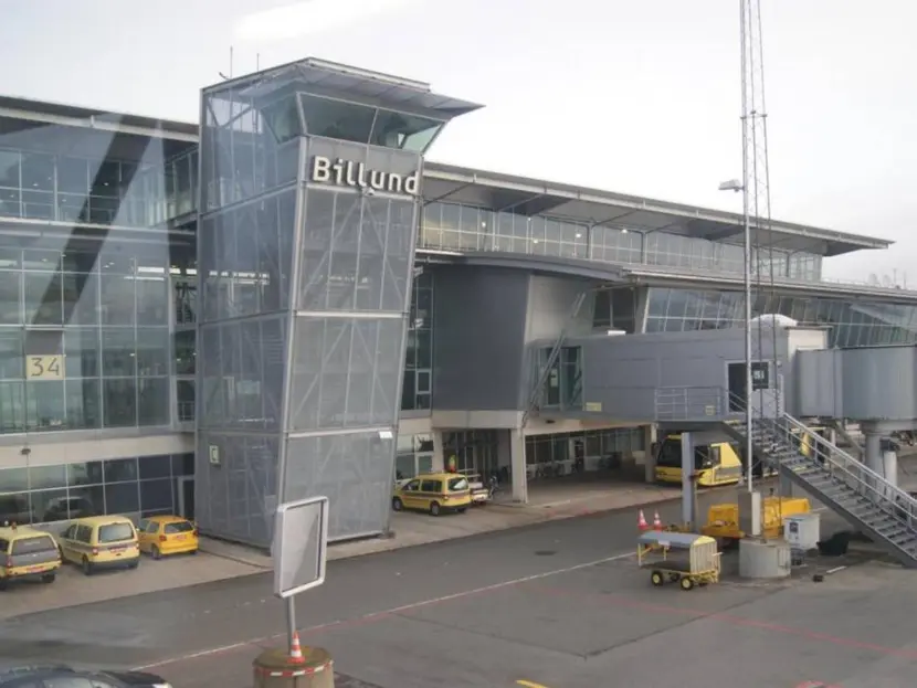 Evacuan un aeropuerto en Dinamarca tras amenaza de bomba; hay un detenido