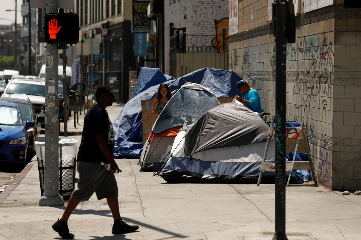 Corte Suprema de EU debate si se puede castigar a las personas sin hogar por dormir en la calle