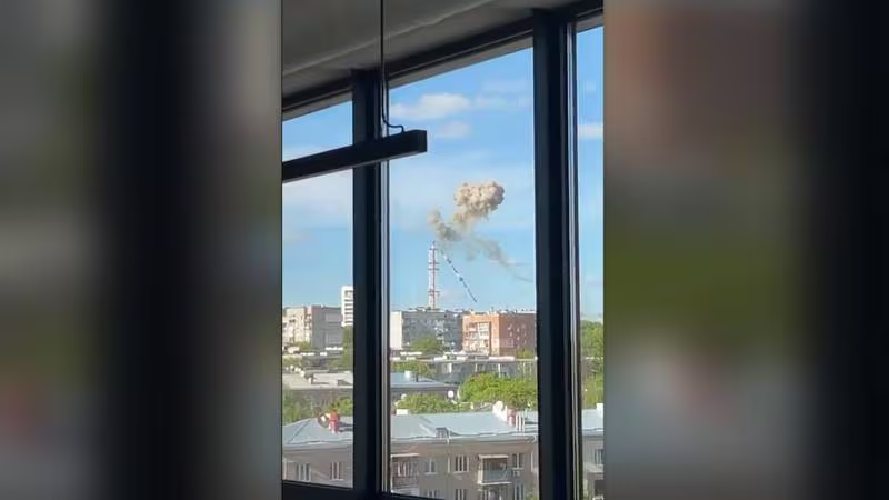 Rusia destruye torre de televisión en Ucrania; reportan hackeos a canales