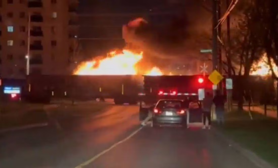 VIDEO: ¡Fuego sobre rieles! Tren en llamas circula por una ciudad de Canadá