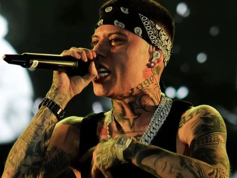 Video: Santa Fe Klan otra vez da concierto en pleno vuelo de avión; así cantó 