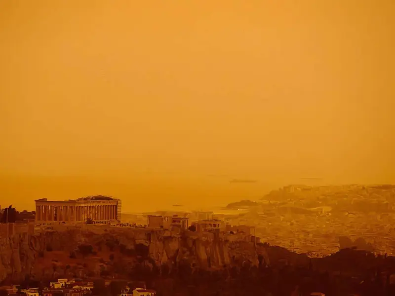 ¡Cielo Rojo! Intensa tormenta del ‘Polvo del Sahara’ cubre Atenas y el sur de Grecia