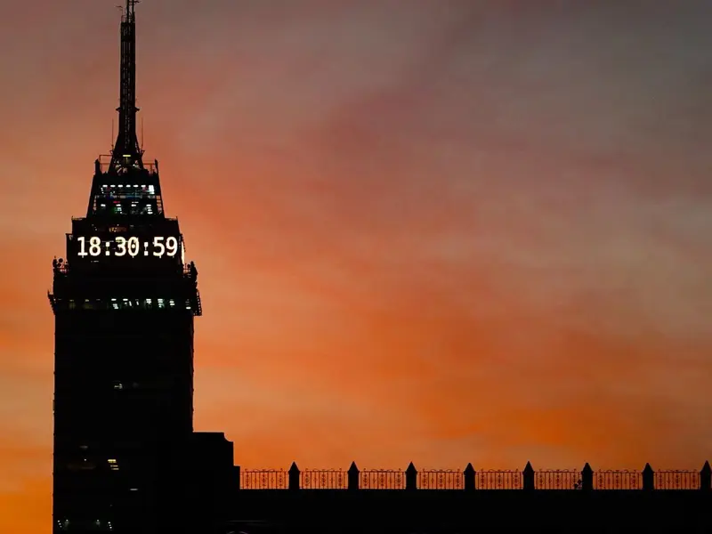 La torre Latino celebra sus 68 años con una carrera de botargas y festival para celebrar a los niños
