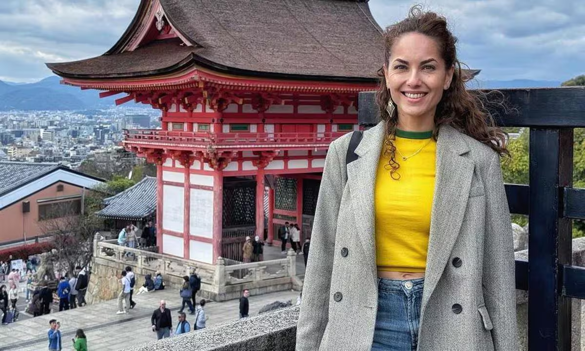 LA EMOTIVA VISITA DE BÁRBARA MORI A LAS TUMBAS DE SUS ANCESTROS EN JAPÓN