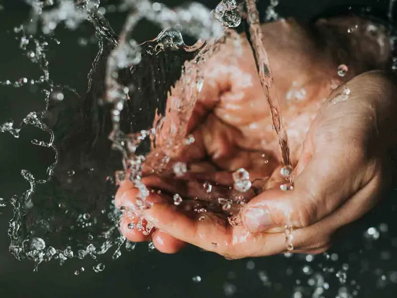 Pareja renta Airbnb y gastan miles de litros de agua; esto paso