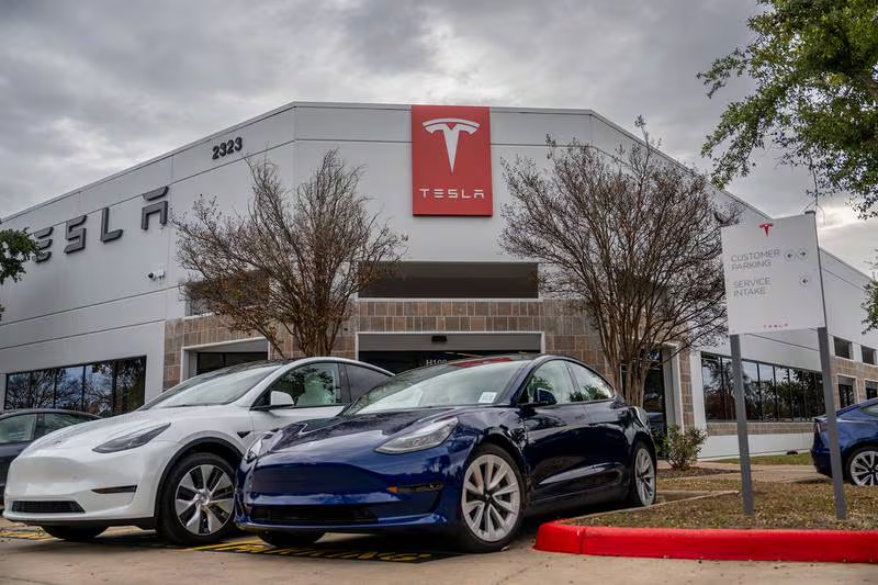Acciones de Tesla se disparan por plan de Musk de lanzar vehículos eléctricos más baratos
