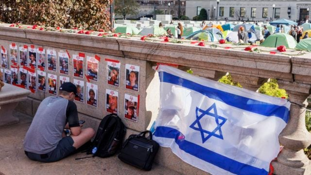 Estudiantes de la Universidad de Columbia colocan banderas de Israel frente al plantón pro Palestina
