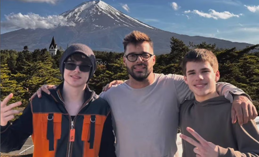 Ricky Martin presume viaje con sus «enormes» hijos en Japón