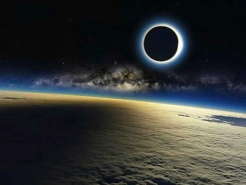 Así es como se ve un eclipse total desde el espacio