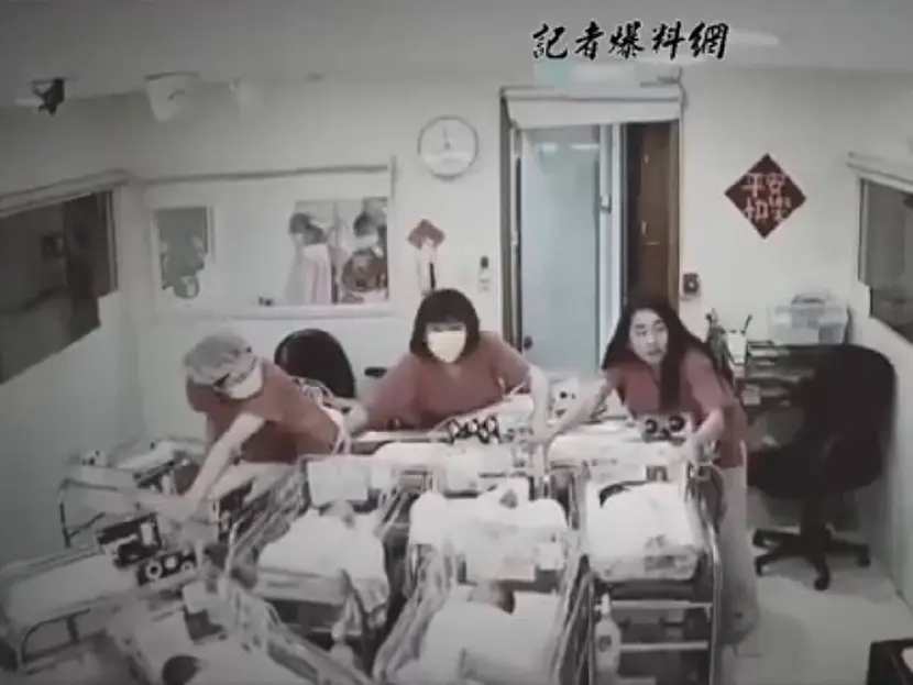 Enfermeras protegen a bebés durante el terremoto en Taiwán