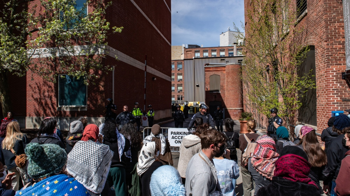 Policía de EU detiene a 100 manifestantes propalestinos en universidad de Boston