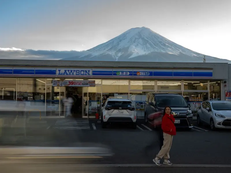 Por la turistificación, pueblito de Japón bloqueará la vista al Monte Fuji desde un minisuper