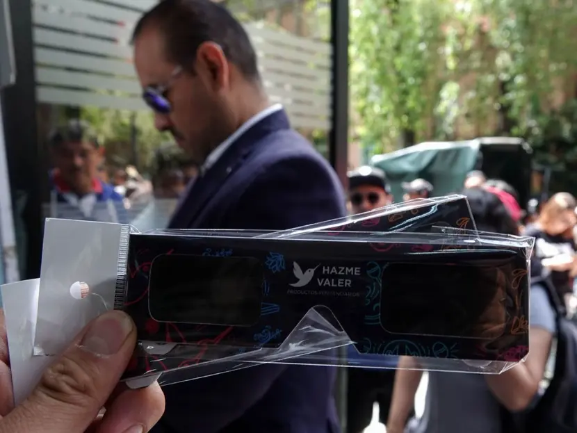 Observar el eclipse solar sin lentes certificados podría ocasionar ceguera