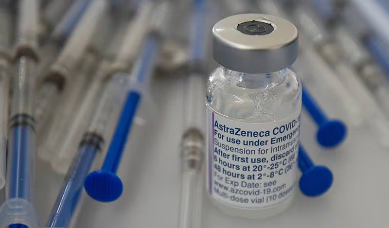 AstraZeneca, bajo la lupa: Admite que su vacuna COVID puede causar trombosis ‘en casos raros’
