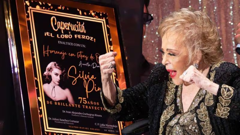 Silvia Pinal reaparece en homenaje por sus 75 años de carrera: ‘¡Estoy requetebién!’