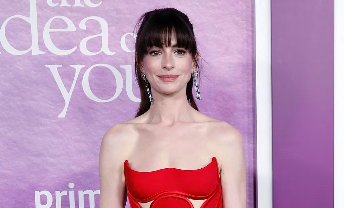 Anne Hathaway arrasa Nueva York con impresionante vestido rojo strapless de Versace