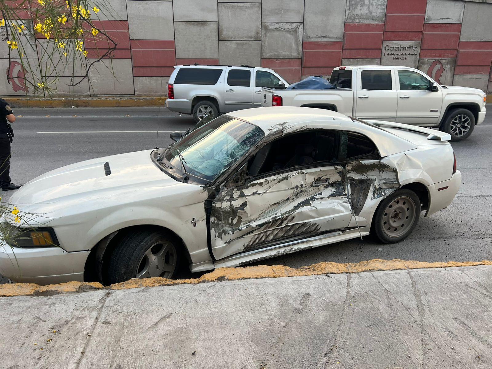 Hombre malherido; choca en Mustang