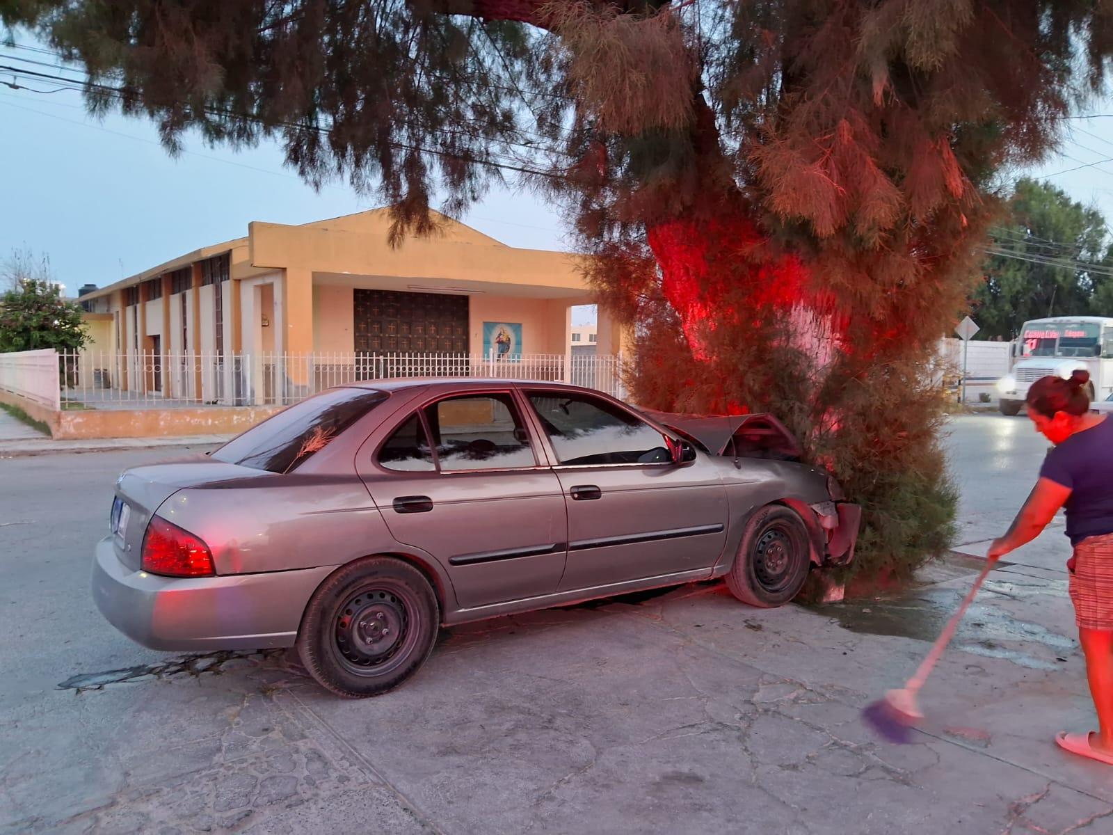 Huye de la Policía… y destruye su auto