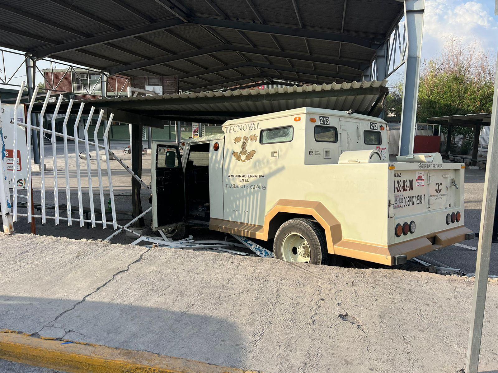 Choca unidad de valores contra barda de escuela