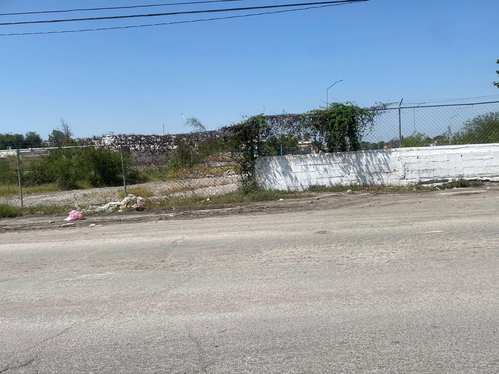 Se apropia particular de calle; vecinos reclaman