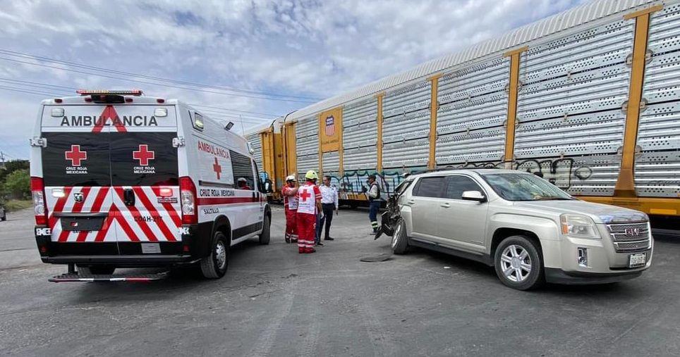 Intenta ganarle el paso al tren