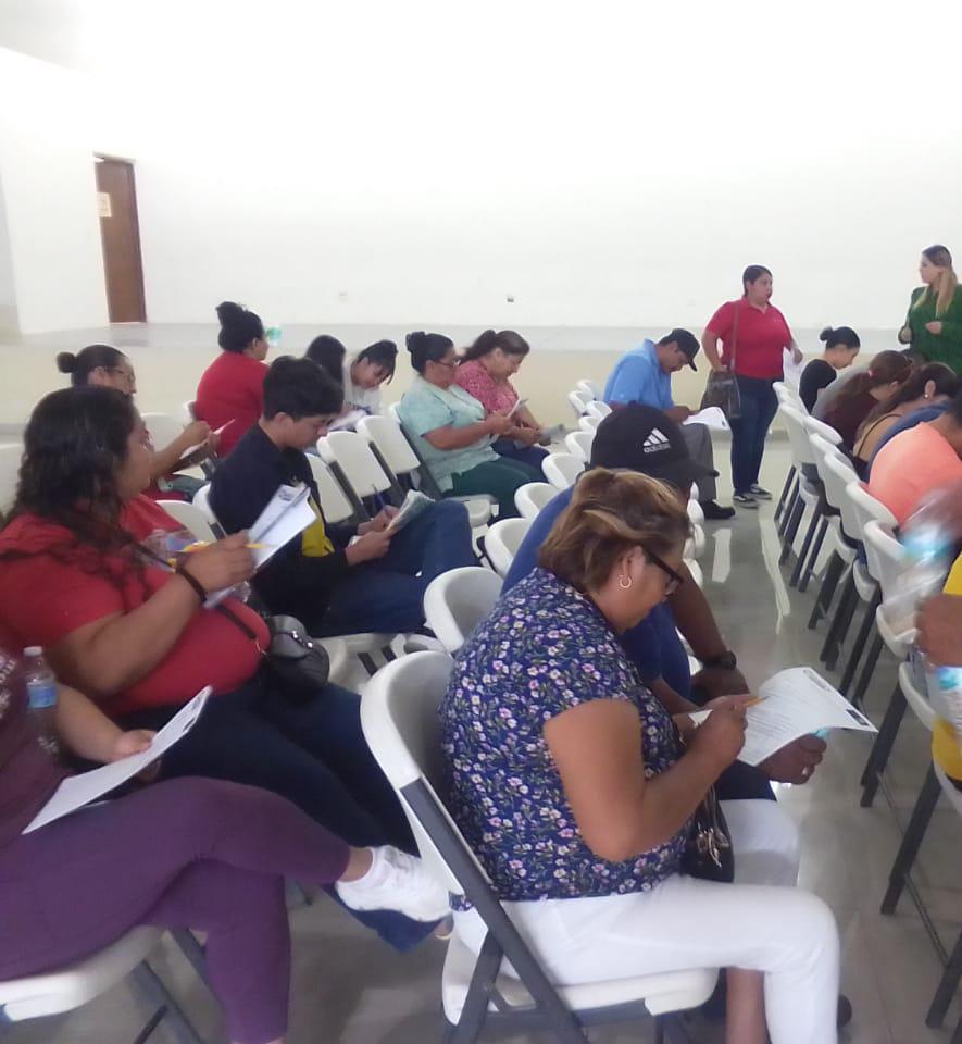 Reciben comerciantes Tarjetón de la Salud