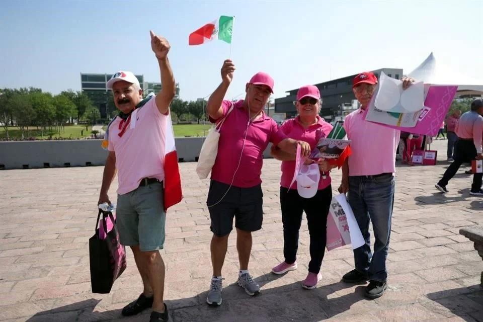 Defiende ‘Marea Rosa’ la democracia