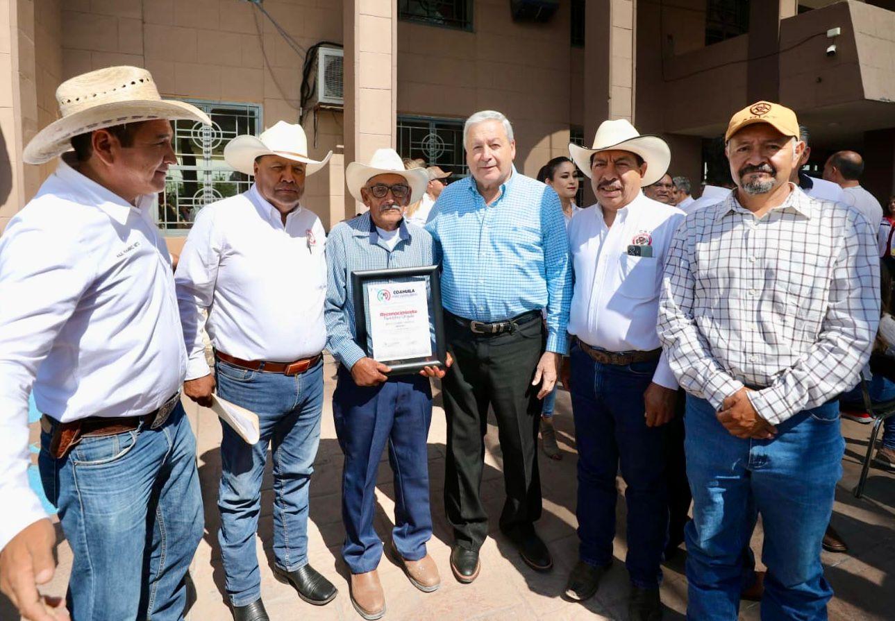 Trabajadores de Saltillo, son base del desarrollo: Chema Fraustro
