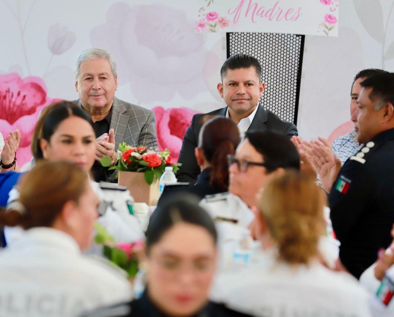 Festeja Chema Fraustro 10 de mayo con mamás policías