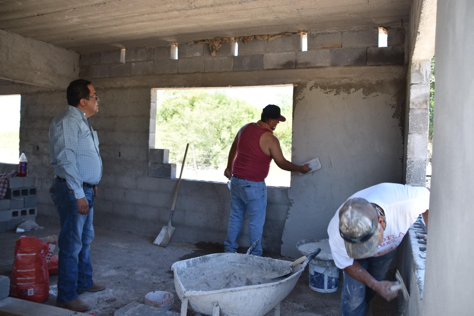 Construyen aula en Ejido “El Venado”