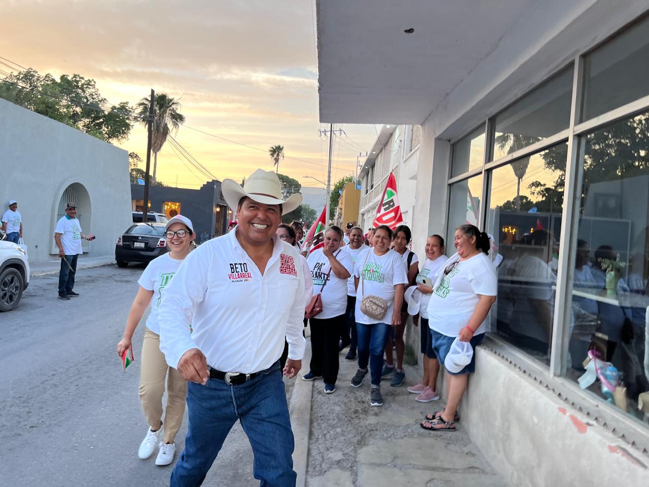 Sigue caminando Beto por el desarrollo de 4C