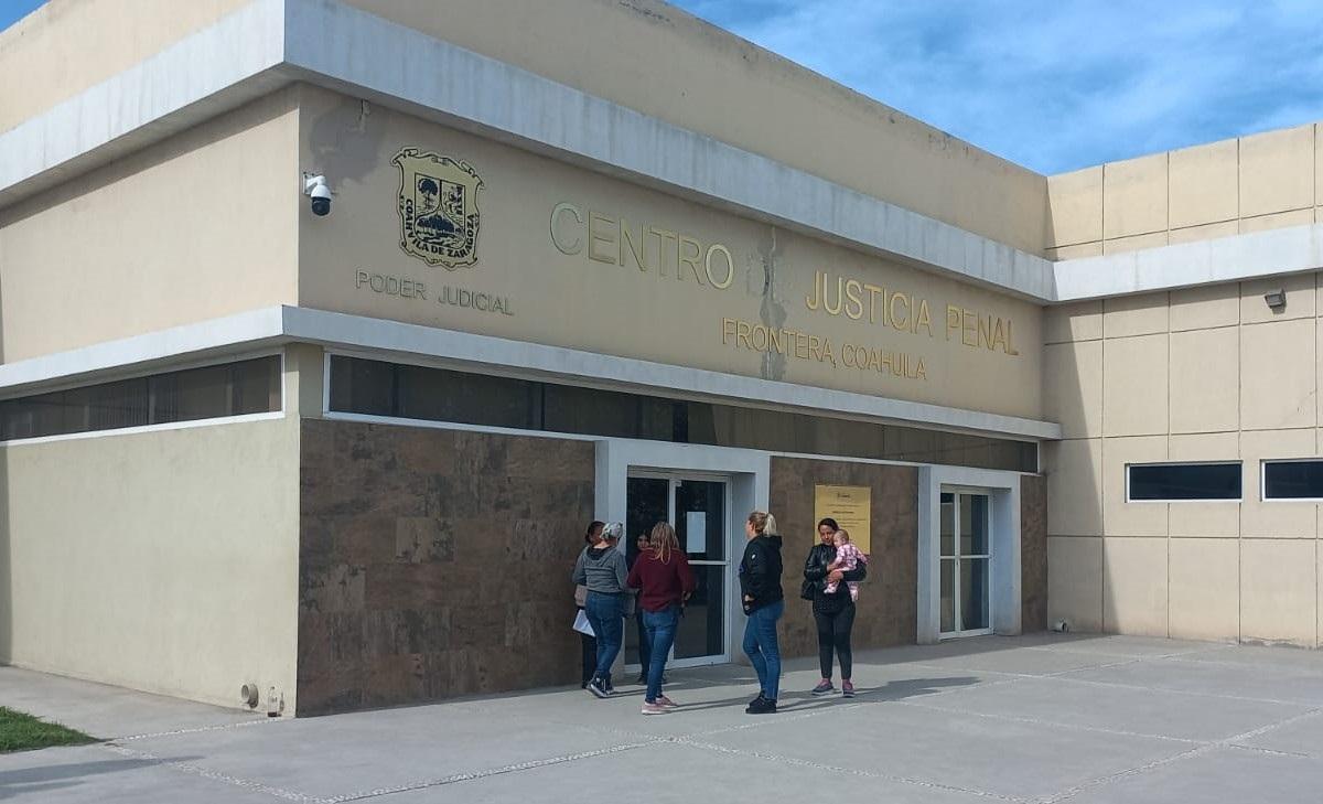 Despoja a su madre y la amenaza de muerte