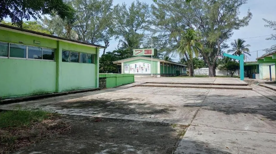 Estudiantes de Veracruz son encerrados en salón sin ventilación como castigo; tema escala a CEDH