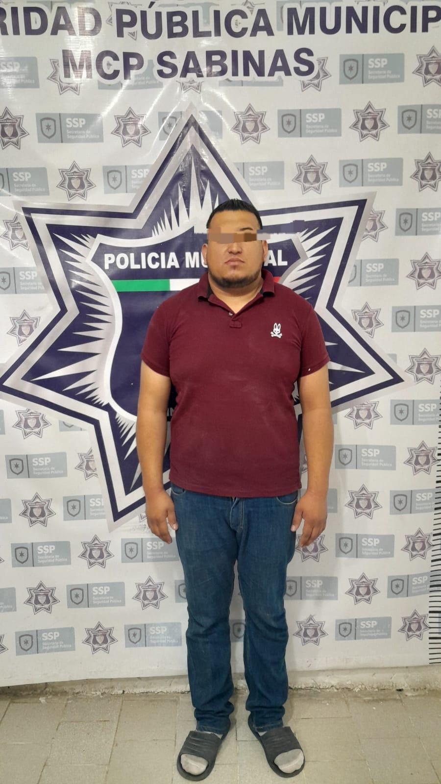 Golpea a pareja y se esconde de la policía