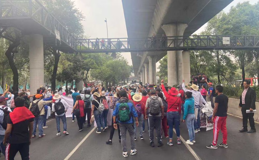 Jornada de furia de la CNTE; magisterio bloquea, quema propaganda y vandaliza sedes de partidos políticos y del INE