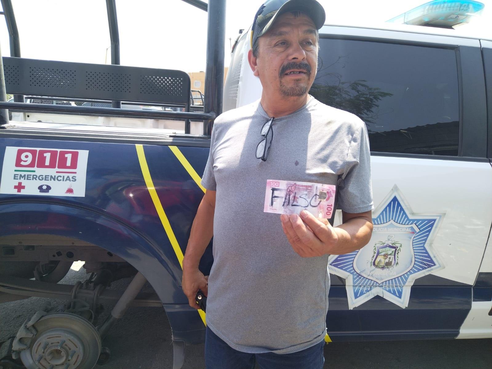 Lo estafan con billete falso de cien pesos
