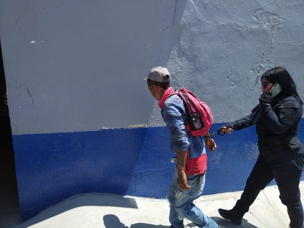 Lo detienen por sacar basura de contenedor