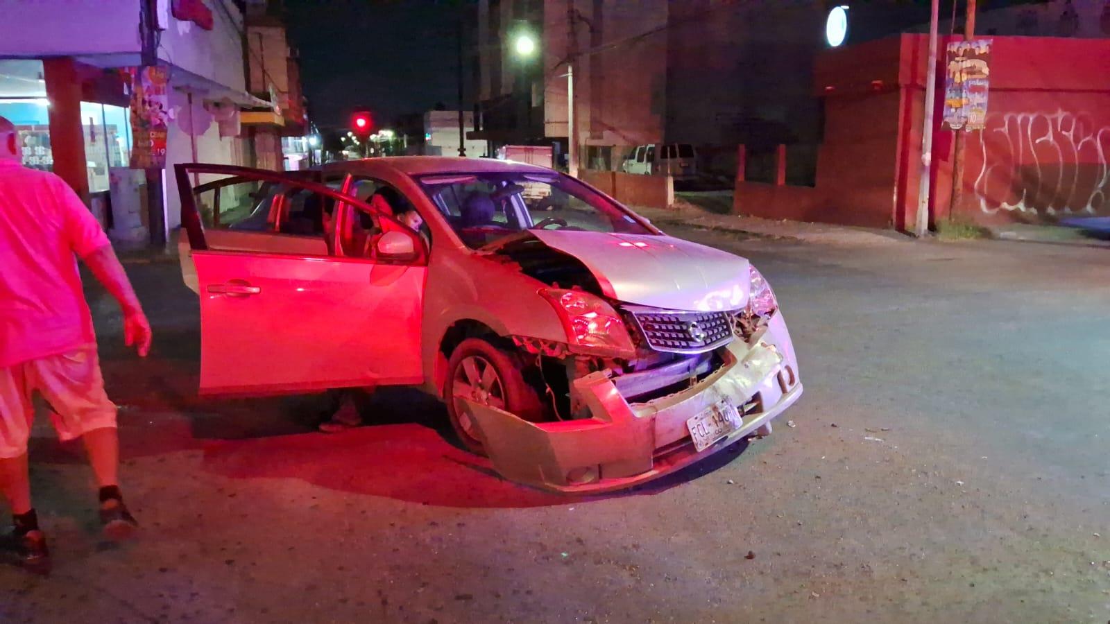 Se pasa rojo y lesiona mujer y niño de 1 año