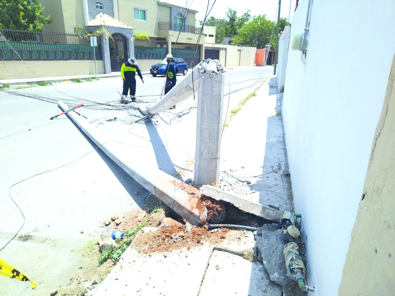 Imprudente chofer derriba tres postes